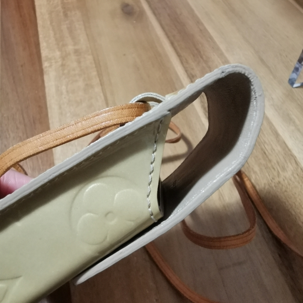 Louis Vuitton Vernis Leather in Yellow Beige Monogram Holder - Picture 13 of 14